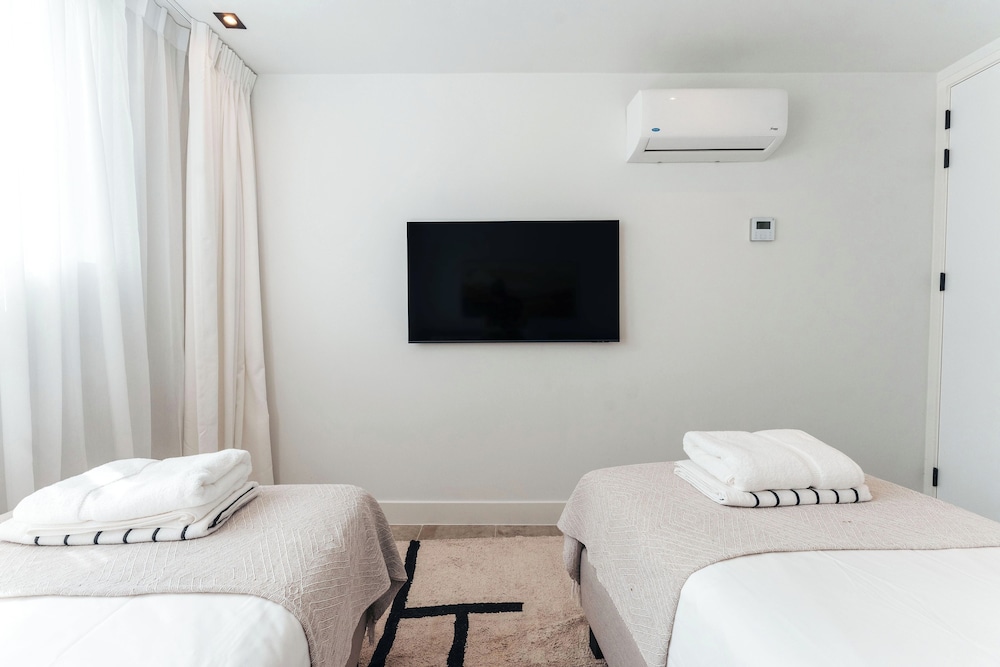 Luxury Condo, 2 Bedrooms, Beachfront