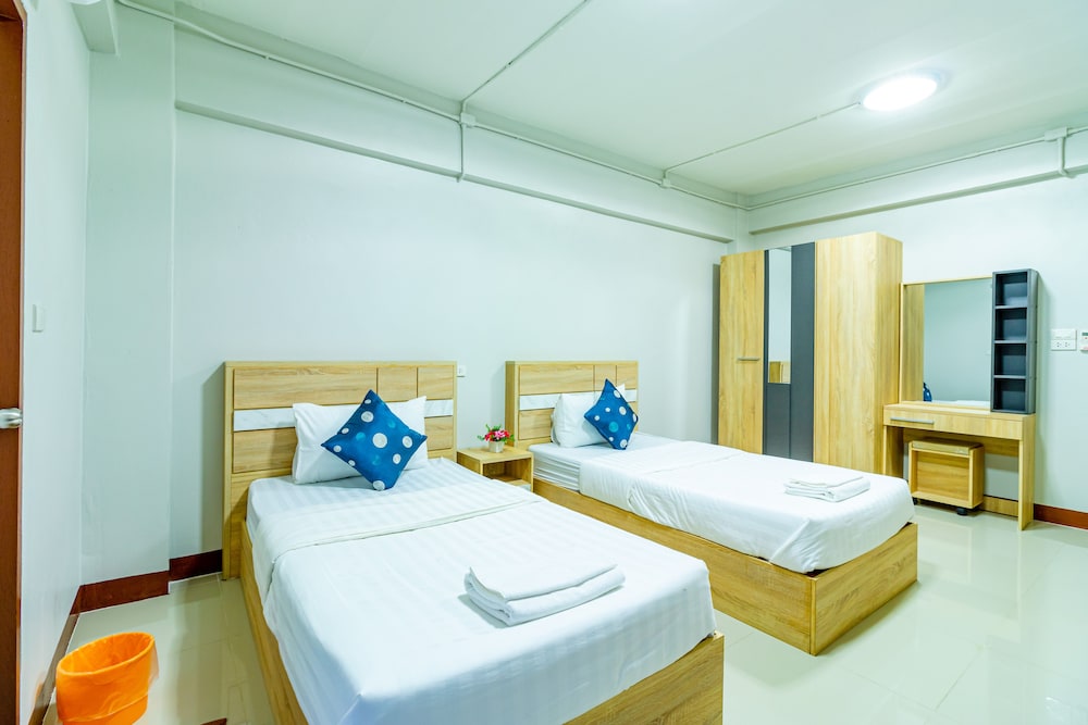 Standard Room, 1 King Bed photo 3