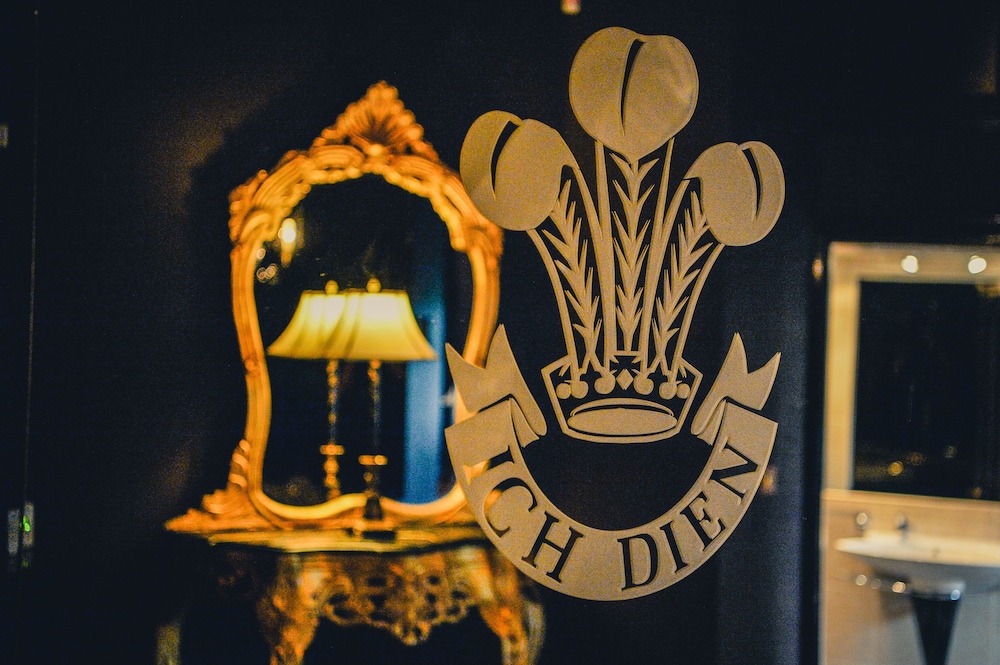 Deluxe Suite, 1 King Bed (Prince of Wales) - Photo 2