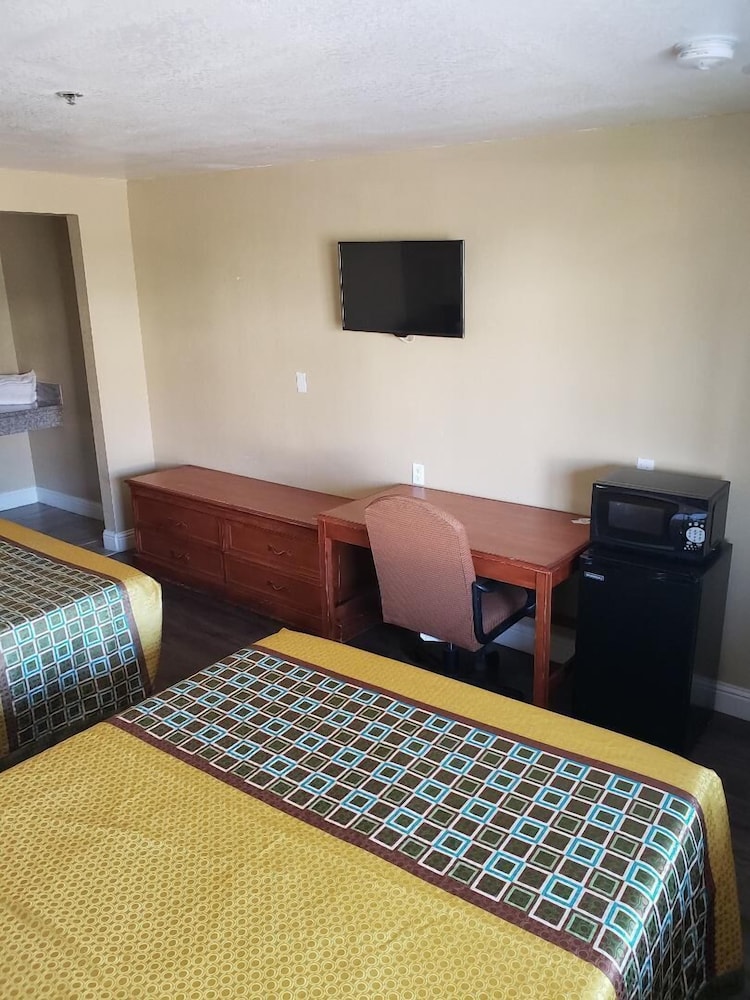 Basic Room, 2 Queen Beds, Non Smoking photo 1