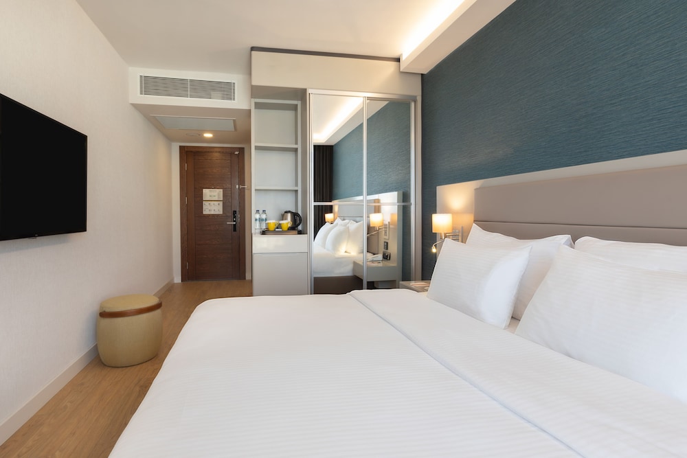 Deluxe King City View Room - Photo 9
