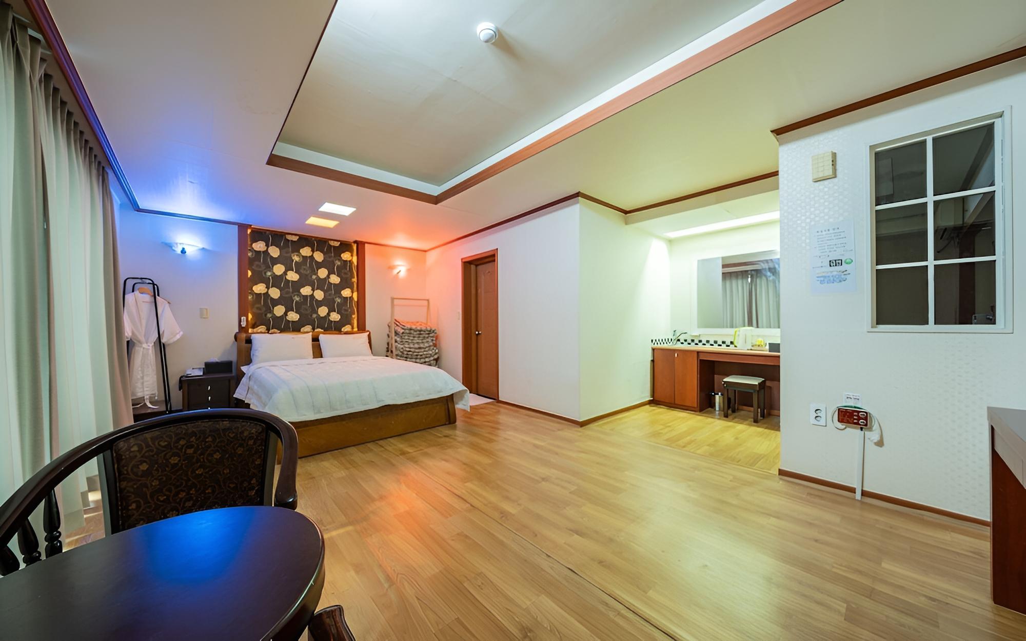 Room (Family Room) - Photo 2