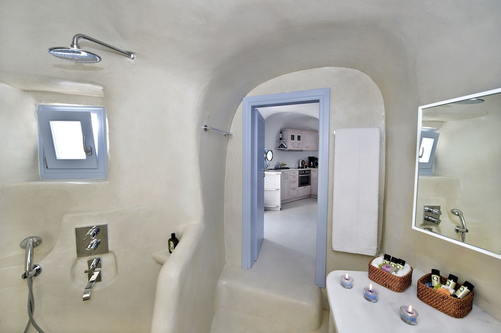 Villa, 1 Bedroom, Pool Access (Caldera View) photo 3