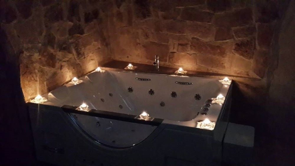 Honeymoon Suite photo 3