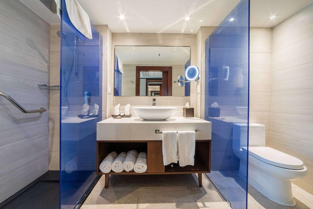 Deluxe Room, 1 King Bed, Pool View (Signature Ocean View King) - Photo 6