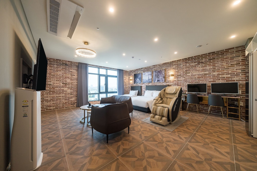 Premium Suite - Photo 6