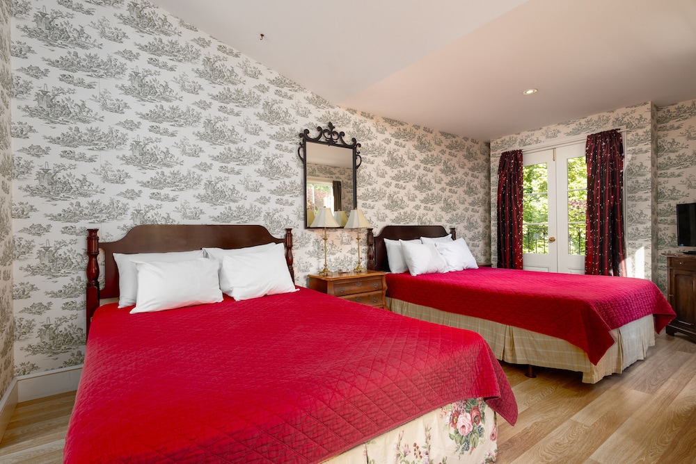 Deluxe Room, 2 Queen Beds, Ensuite (Rose Suite) photo 3