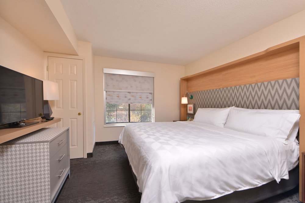 Standard Room, 1 King Bed - Photo 2