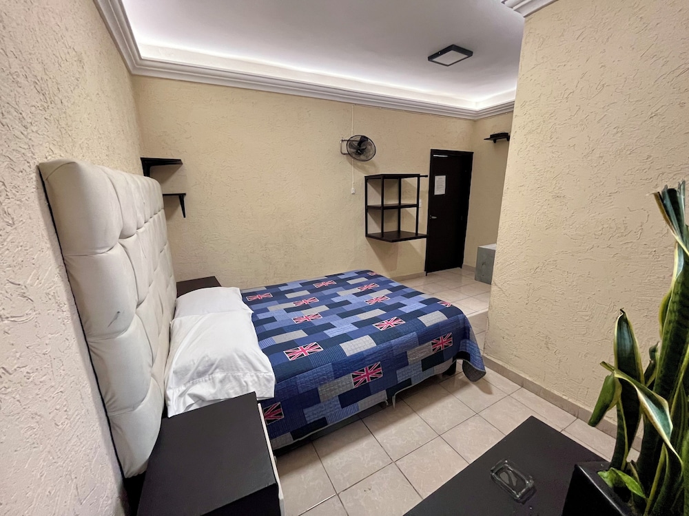 Standard Room, 1 Queen Bed
