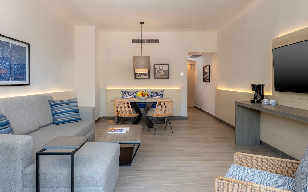 Luxury Suite - Photo 3