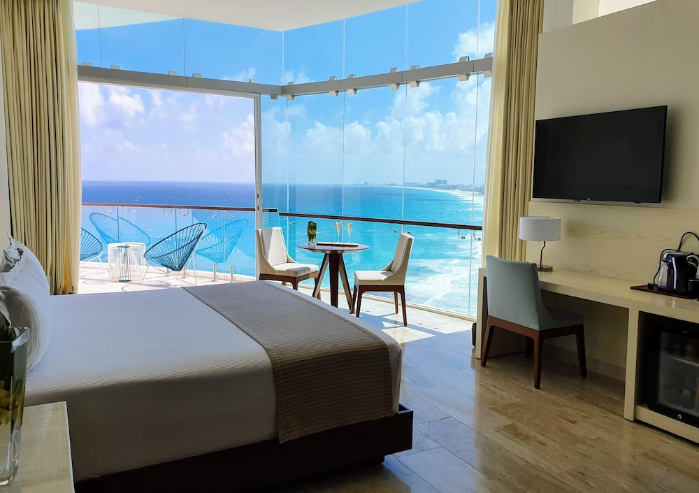 Altitude Corner Suite Ocean Front - Photo 2