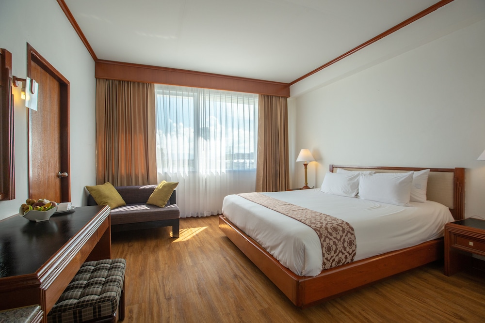Deluxe Room, 1 King Bed photo 1