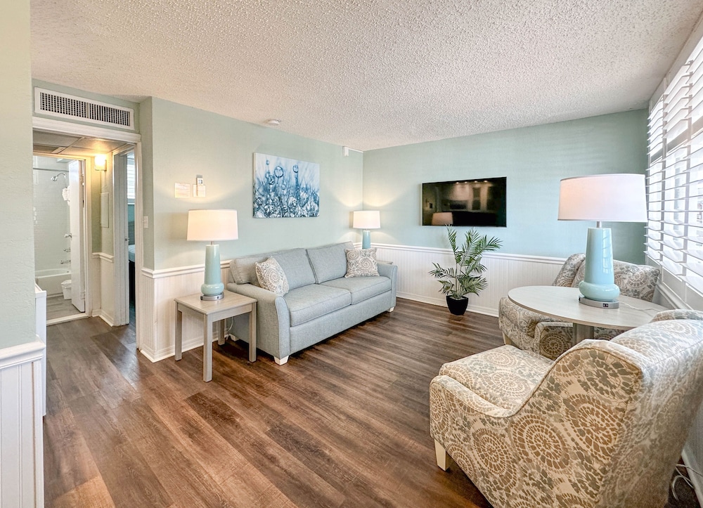 Suite, Courtyard View, Poolside (2nd Floor) photo 1