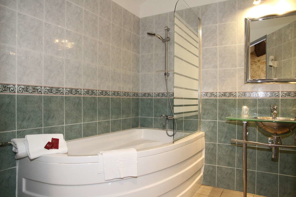 Family Room, Bathtub photo 2