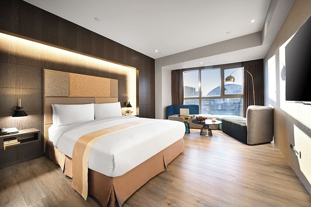 Deluxe Room, 1 Queen Bed photo 1
