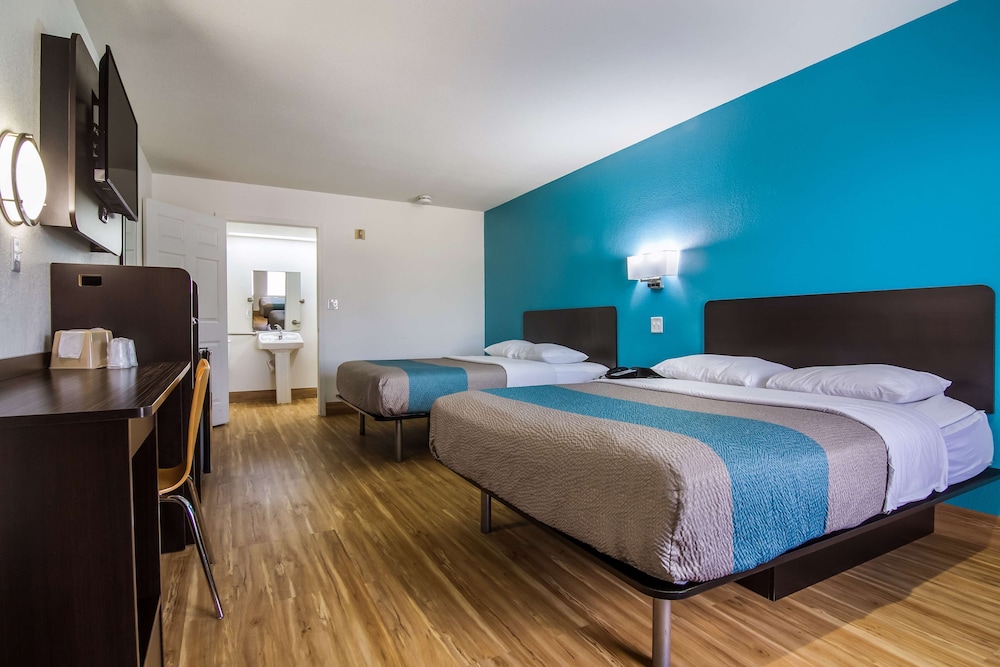 Deluxe Room, 2 Queen Beds, Smoking, Refrigerator & Microwave - Photo 6