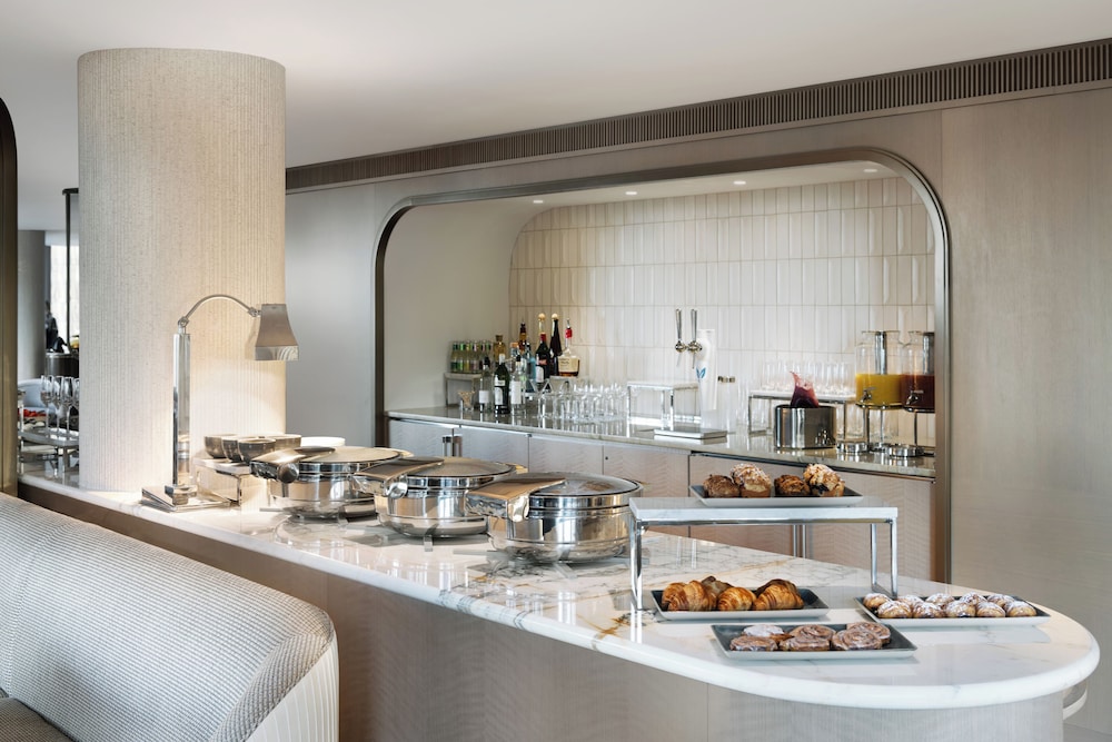 Fairmont Gold Room, 1 King Bed, Lounge Access with Breakfast, Canapes, Private Concierge - Photo 5