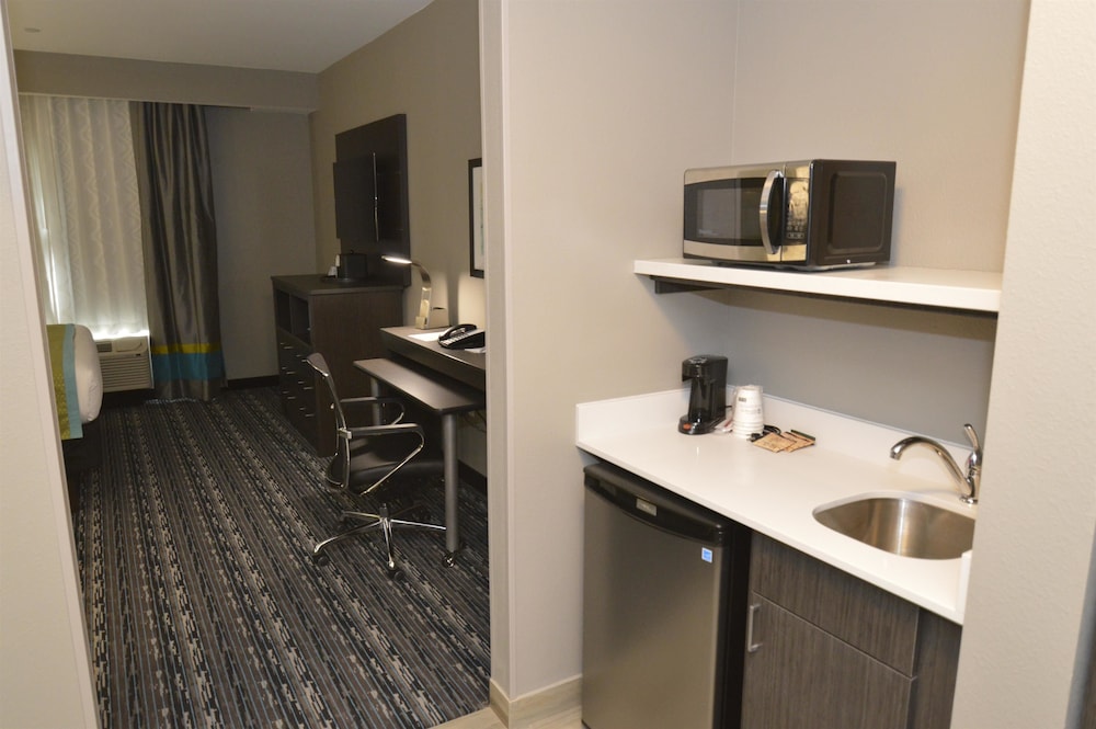 Standard Room, 2 Queen Beds, Non Smoking, Refrigerator & Microwave photo 1