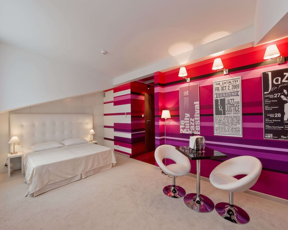 Superior Room, 2 Twin Beds, Non Smoking, Refrigerator - Photo 10