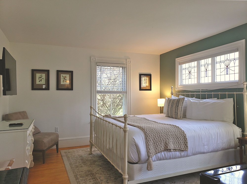 Chauffeurs Cottage Lower Floor