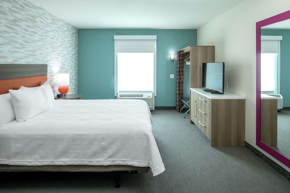 Suite, 1 King Bed, Accessible (Roll-In Shower) - Photo 4