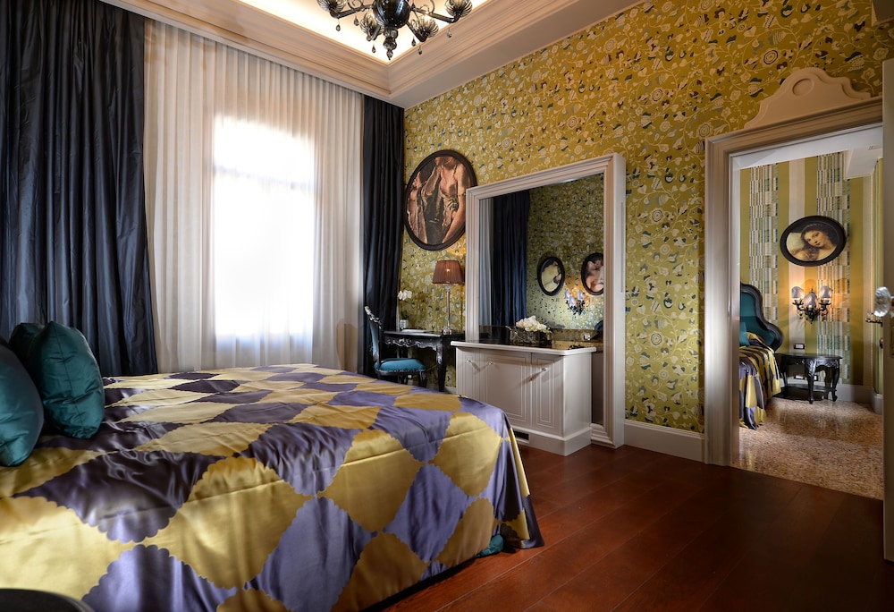 Suite, Canal View