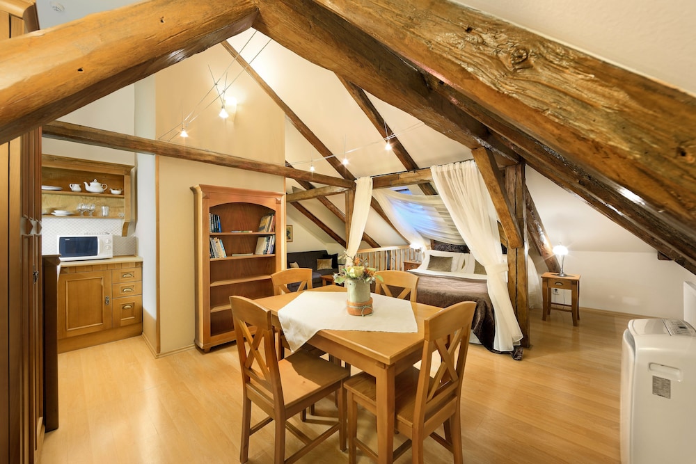 Honeymoon Suite, 1 Bedroom (2 Attic)