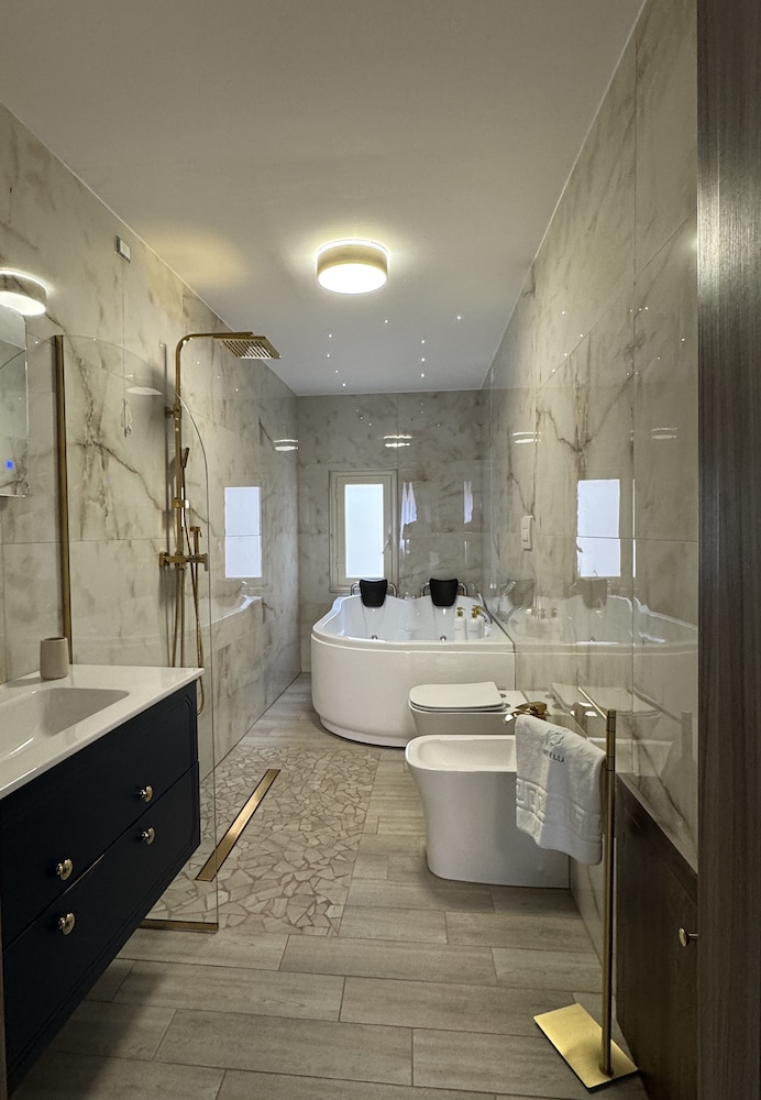 Emerella Luxury Honeymoon Suite 8
