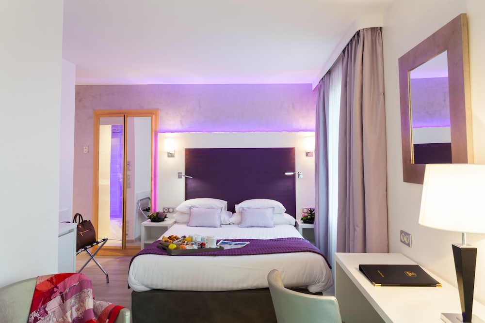 Executive Room, 1 Queen Bed, Non Smoking - Photo 2