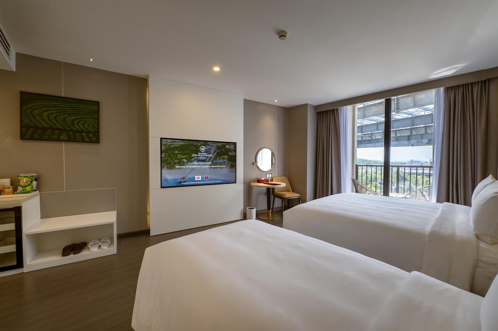 Premier Room, Multiple Beds, Non Smoking (with Sofabed) - Photo 2