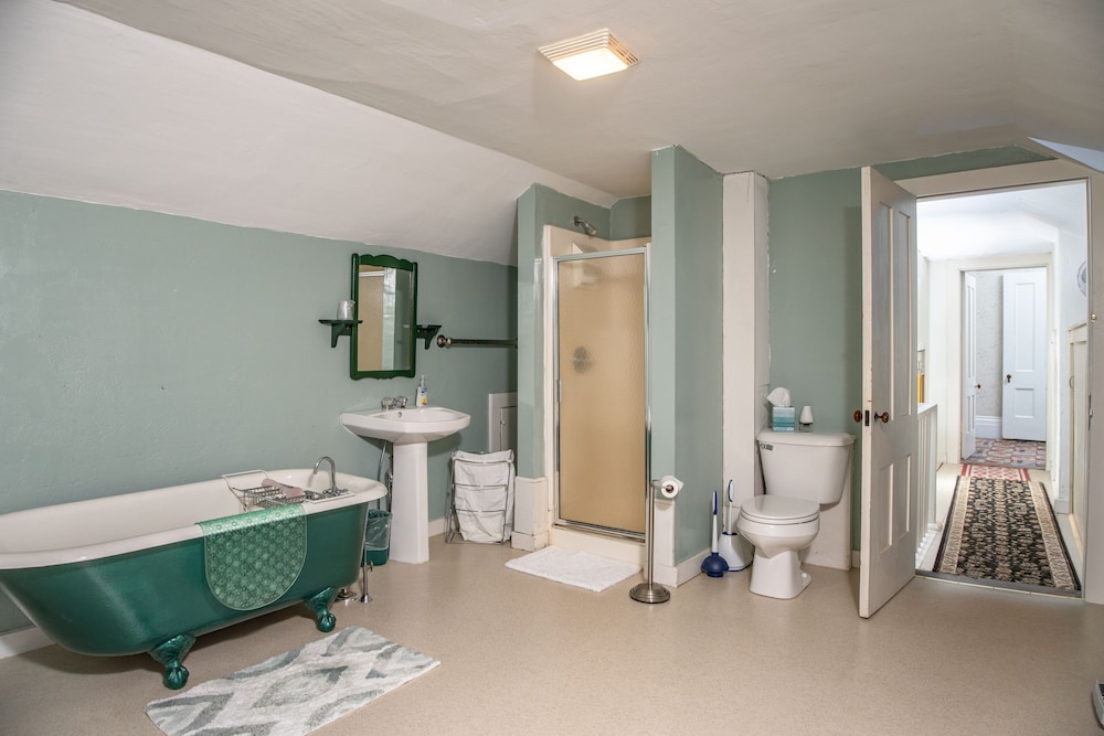 Basic Room, 1 Queen Bed, Non Smoking (Room 8, Third Floor) Shared Shower photo 2