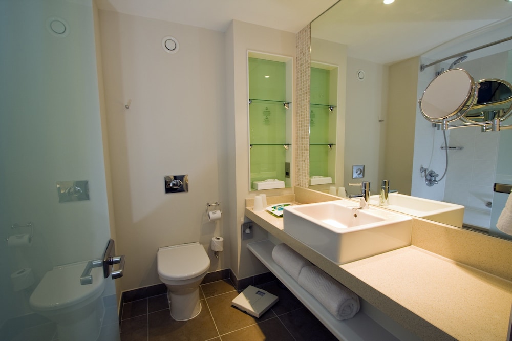 Standard Room, 1 Queen Bed (Walk-In Shower) - Photo 6