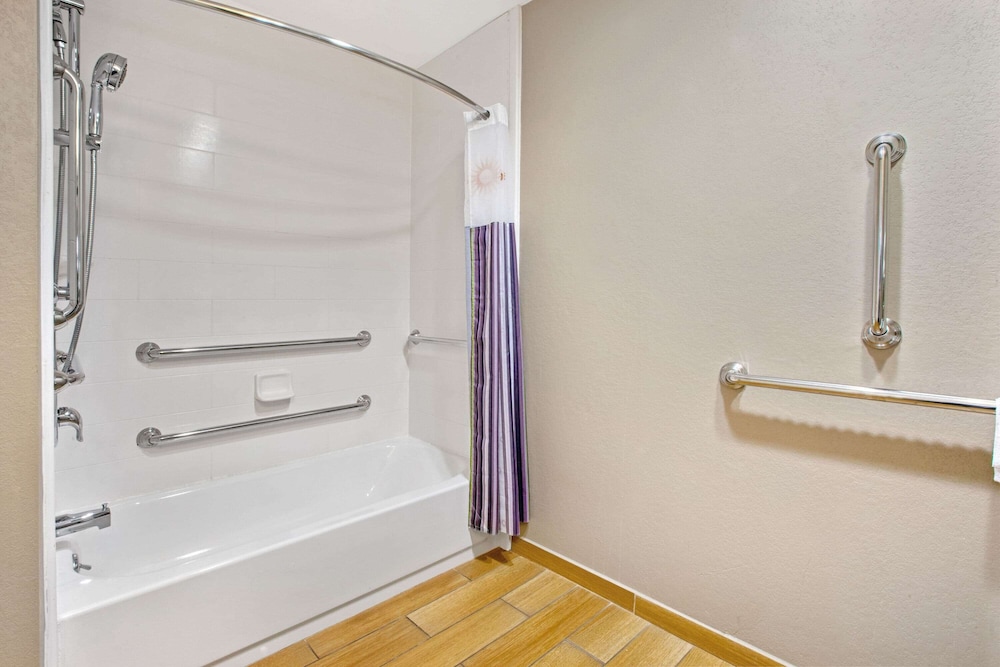 Room, 1 King Bed, Accessible, Non Smoking (Mobility Accessible) - Photo 5