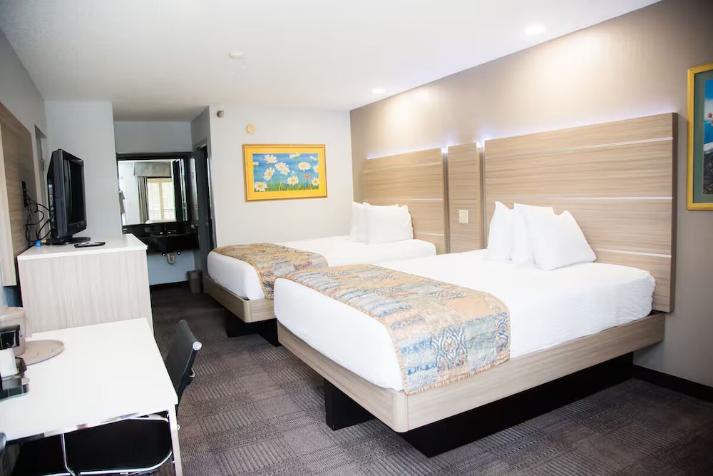 Room, 2 Queen Beds - Photo 1