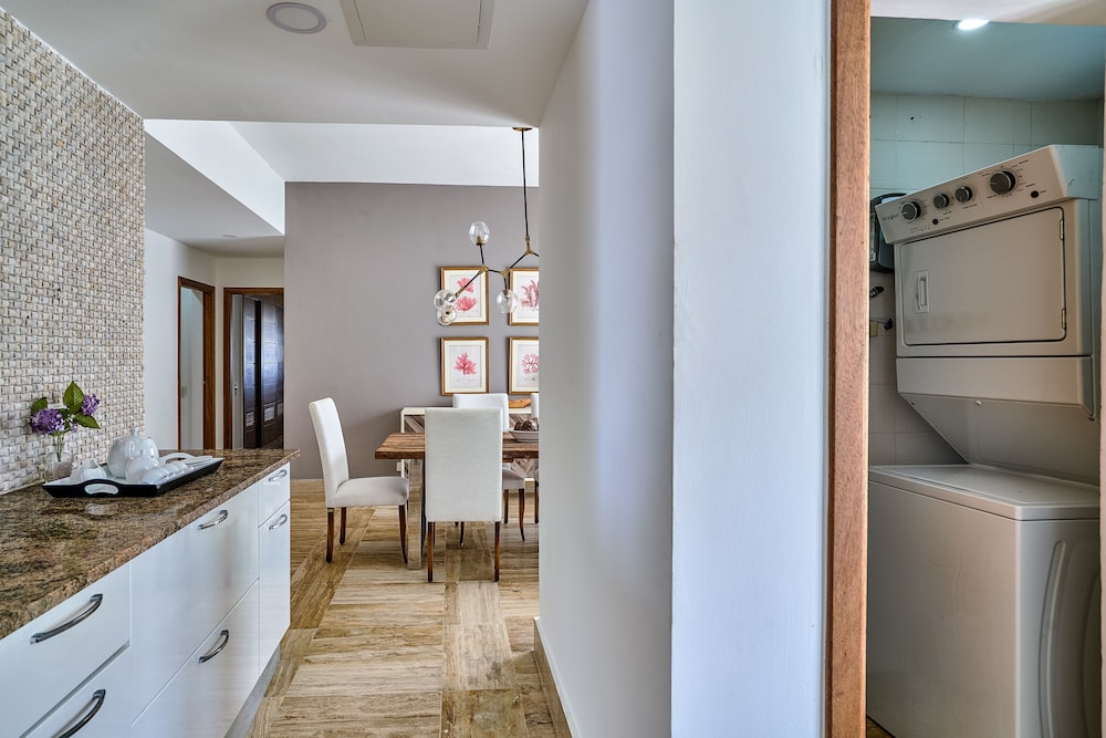 Deluxe Condo, 2 Bedrooms, Ocean View, Poolside photo 3