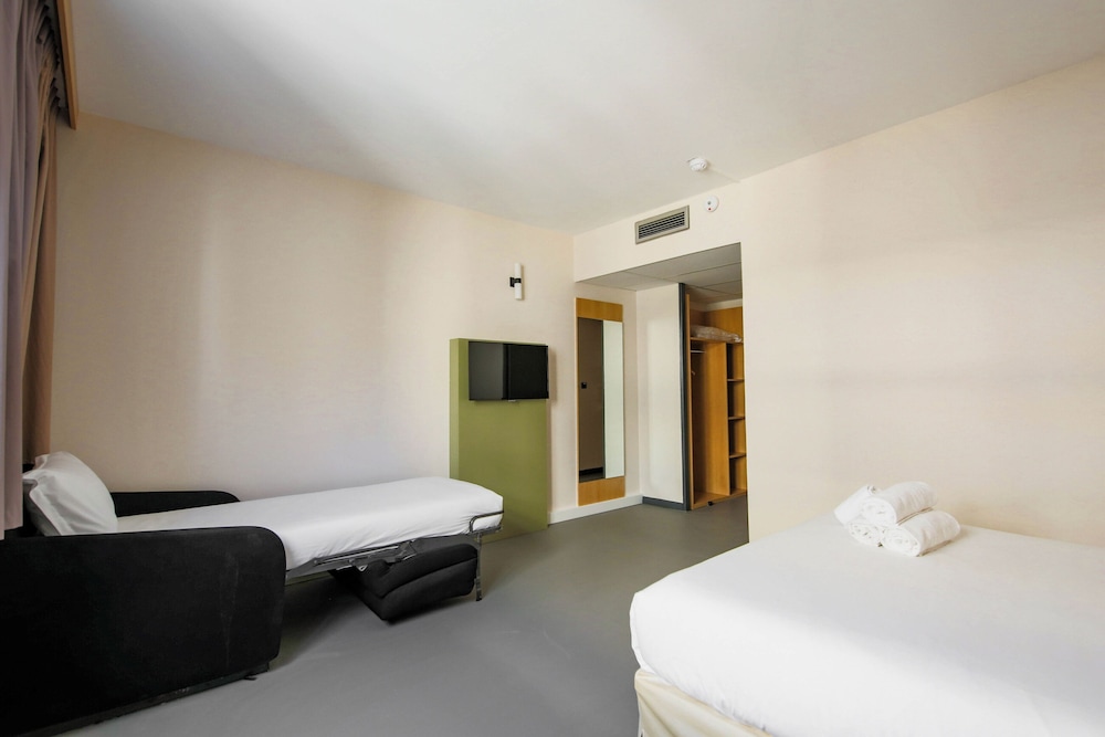 Accessible Family room with bunkbed and shower - Photo 4
