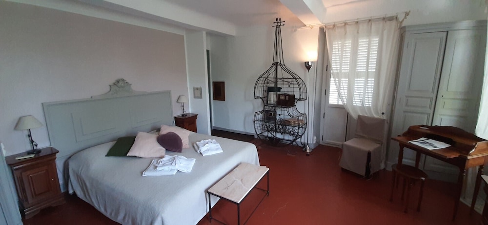 Double Room (Les Melomanes)