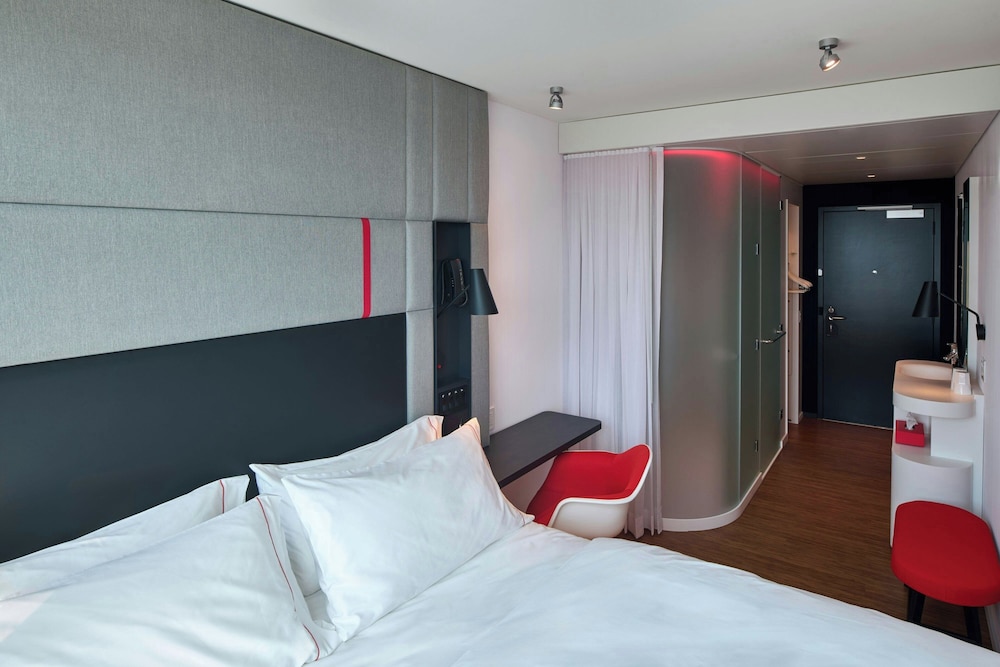 Premium Room, 1 King Bed (View) thumbnail 6