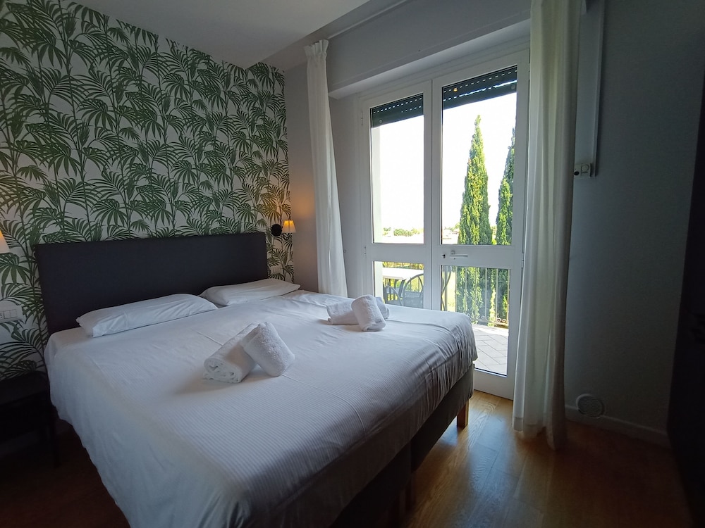 Deluxe Apartment, 1 Bedroom, Partial Lake View photo 2