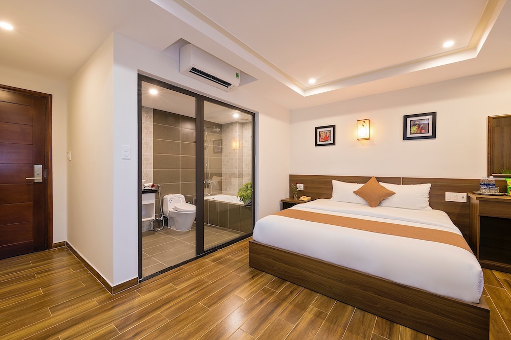 Deluxe Room, Balcony, City View - Photo 9