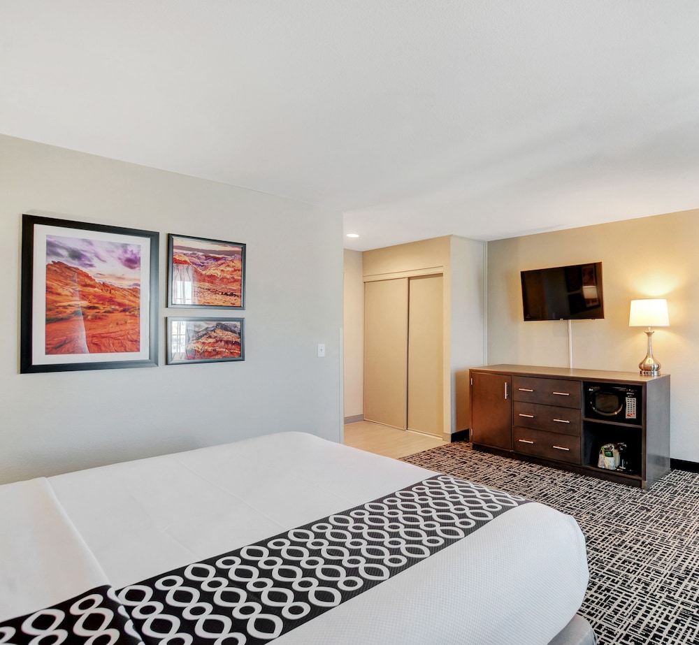 Suite, 1 King Bed, Non Smoking thumbnail 5