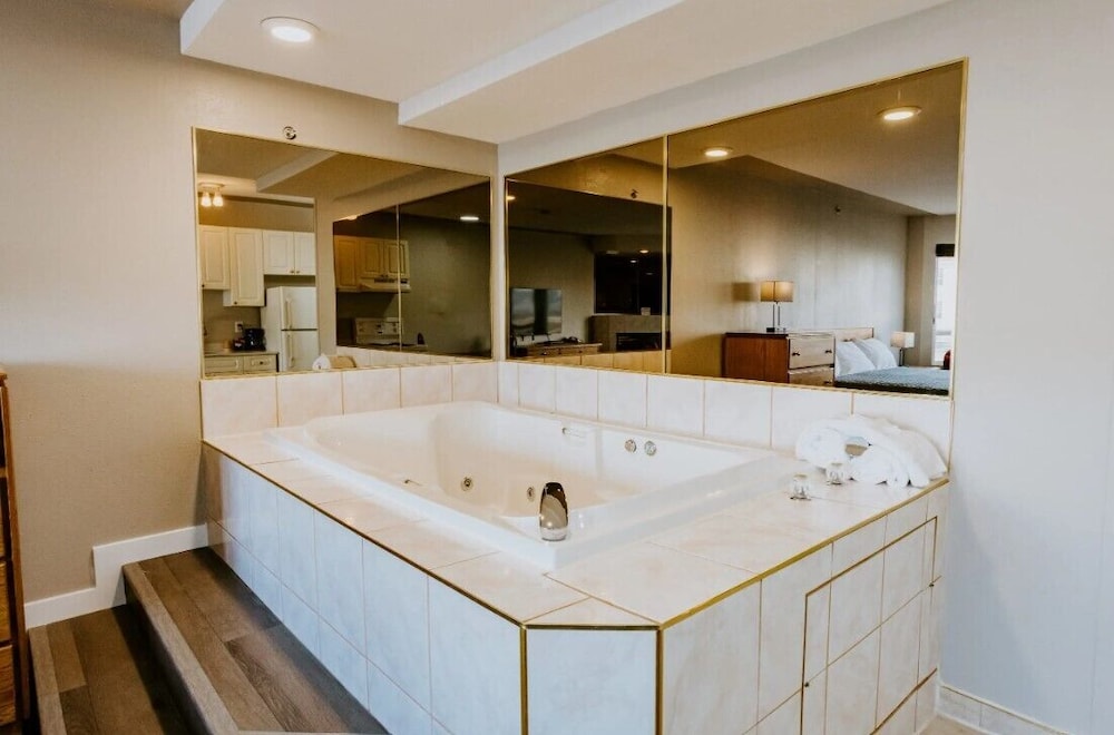 Suite, 1 King Bed, Kitchenette photo 2