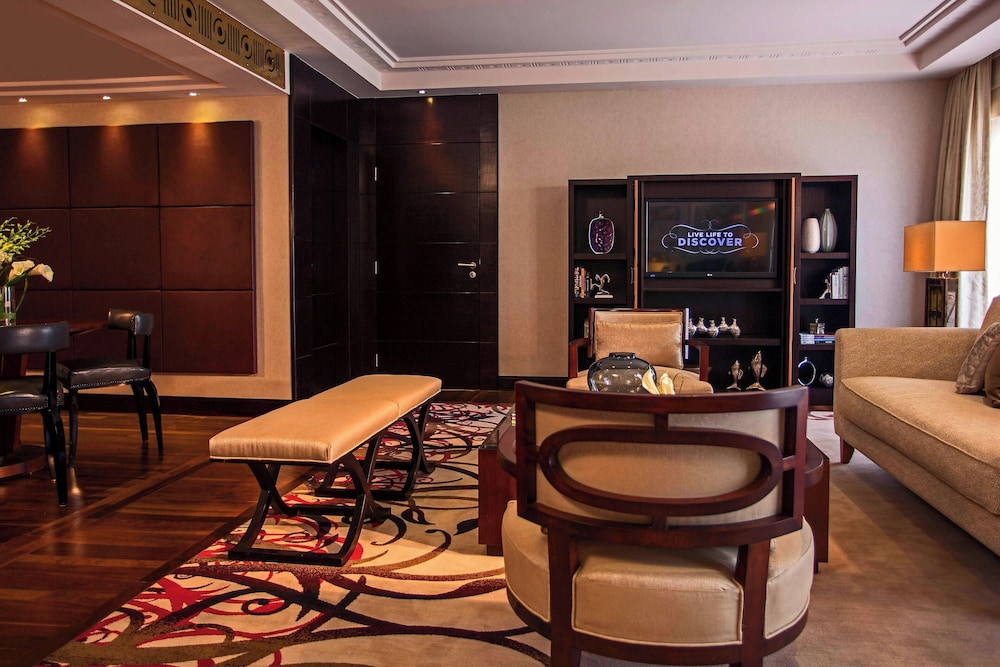 Presidential Suite, 1 King Bed, Pool View