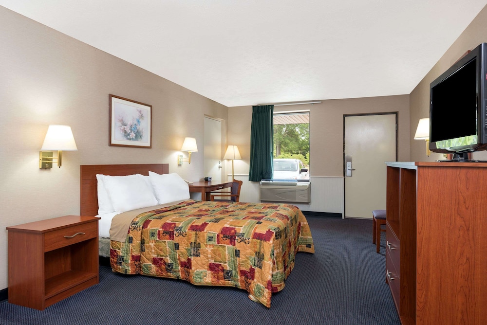 Room, 1 King Bed, Smoking photo 1