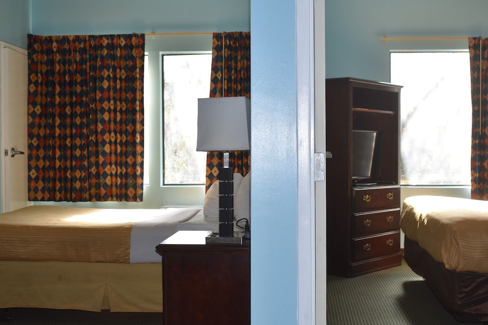 Family Suite, 1 King Bed And 1 Double Bed And Kitchenette photo 2