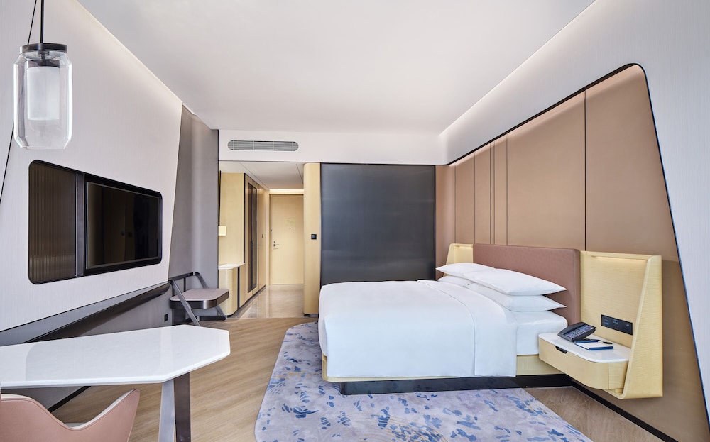 Room, 1 King Bed, River View - Photo 3