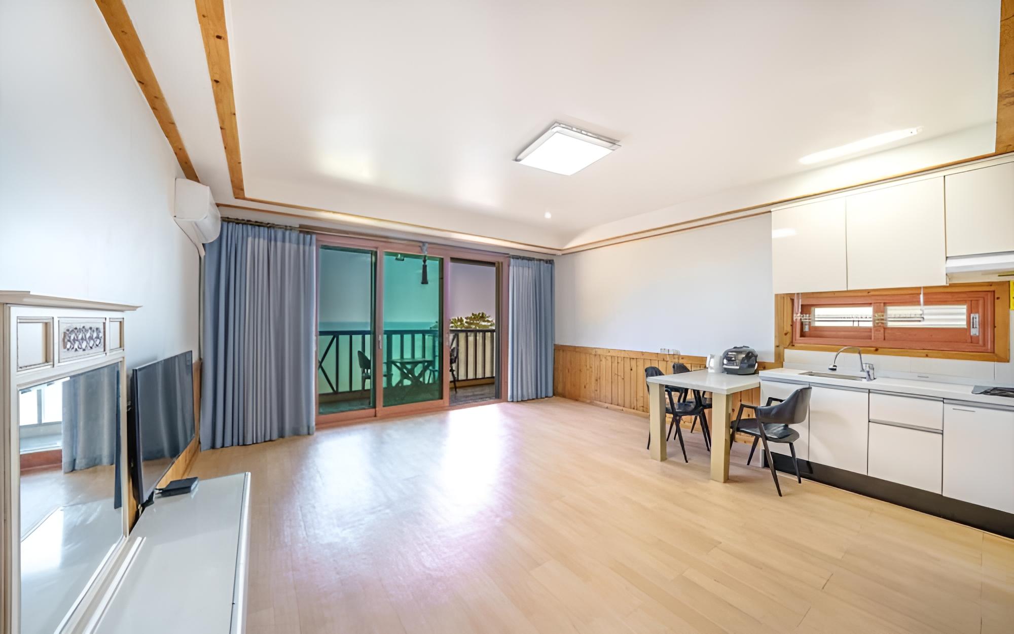 Room (Haedong 202 (ocean view)) - Photo 5