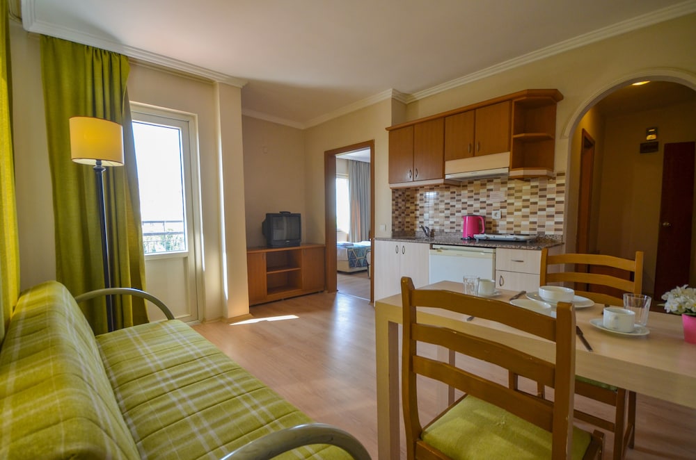 Family Apartment, 1 Bedroom, Kitchenette, Partial Sea View