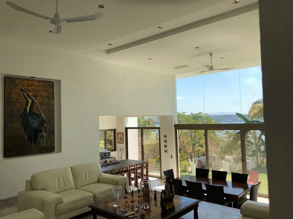 Deluxe House, 3 Bedrooms, Smoking, Lakeside photo 3