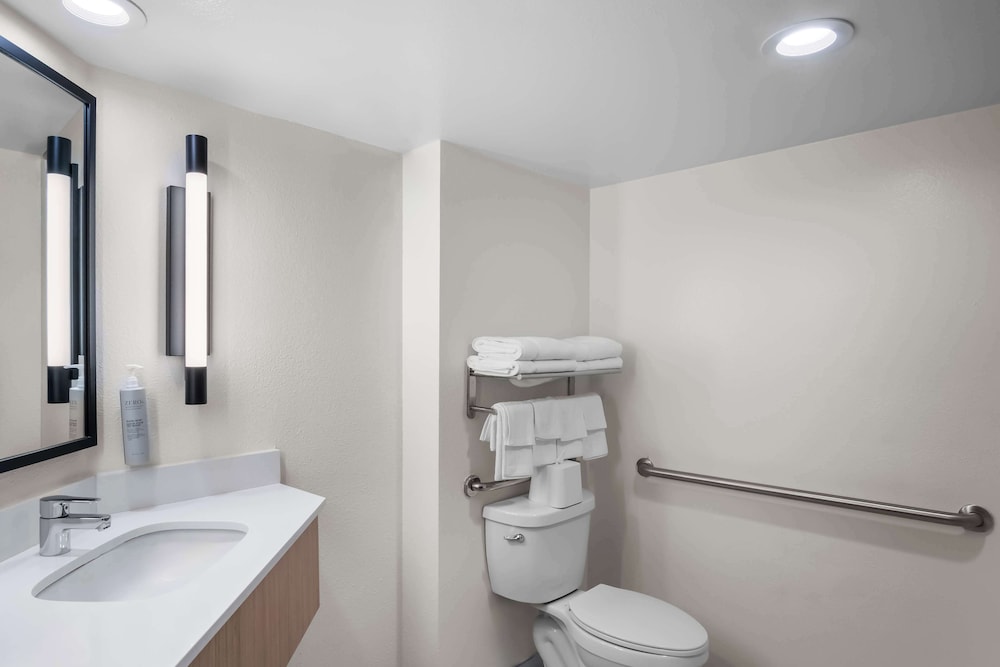 Room, 2 Queen Beds, Accessible (Mobility & Roll-in Showe) - Photo 4